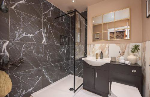 Luxuriou 5 Bedroom House By Homebird Property Management Short Lets & Serviced Accommodation Leeds With Private Parking & Free WiFi - Foto 16