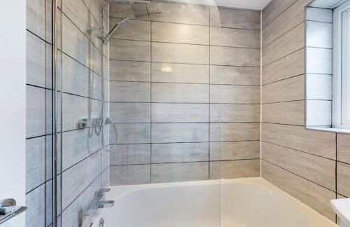 Stunning Family Home with Comfortable Surroundings by Our Home Short Stays ideally situated within Greater Manchester - Photo 17