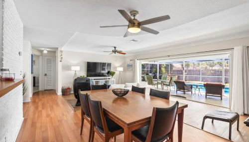 Walk to Beach Indoor-Outdoor Living w Pool - Photo 2