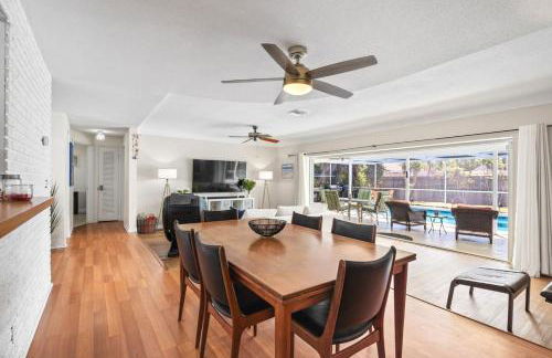 Walk to Beach Indoor-Outdoor Living w Pool - Photo 2