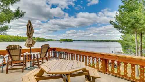 Gorgeous Lake Arbutus Getaway with Dock and Boat House - Foto 1