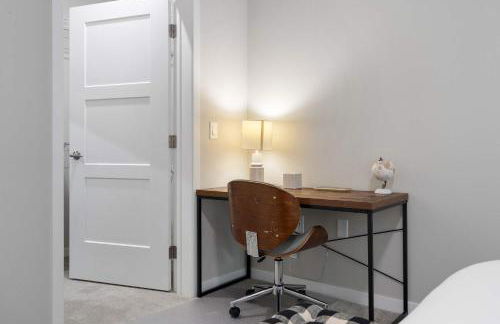 Pool & Fitness Room Near University Park - Covered Parking - Foto 5