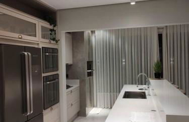 Sobrado com piscina, banheira e garagem coberta. - Foto 6