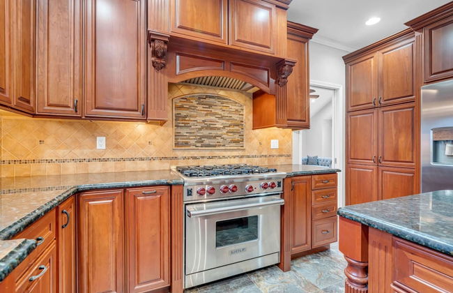 Cozy Private Home W Fireplace Outdoor Kitchen - Photo 48