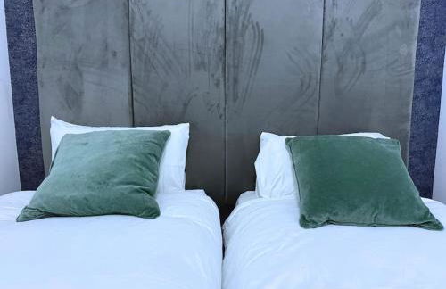 Adeluxe Home - Luxury 2 Bedroom Entire House with Free WiFi, Disney, Netflix and Amazon Prime Included - Foto 32