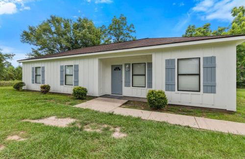 Spacious Country Living with Fishing Lake - Foto 1