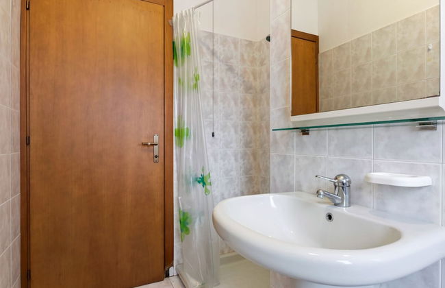 Spacious Apartment With Garden - Photo 14