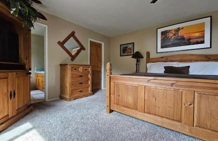 Knotty Pine Cabin with Artisan Stone Patio - Walk to Bass Lake - Foto 13