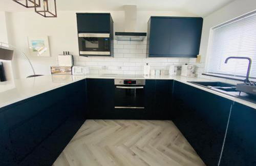 "The Penthouse Newquay" by Greenstay Serviced Accommodation - Spacious 3 Bed 3 Bath Apt with Sea Views, Sun Terrace & Private Parking - Perfect For Families, Small Groups & Business Travellers - 5 Mins To Beaches, Shops & Restaurants - Dog Friendly - Foto 60