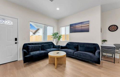 Urban Retreat Fun Relax Self Check-In Hot Tub Foosball Fire Pit Cornhole - Photo 48