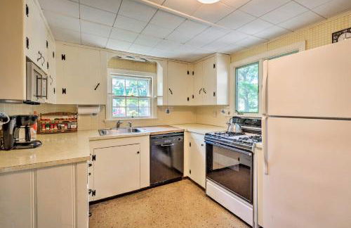 Cape Cod House with Grill and Yard - Drive to Beach! - Foto 6