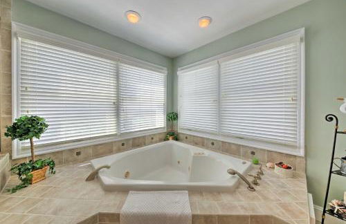 Manteo Waterfront Resort Home with 30-Ft Dock! - Foto 13