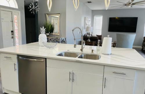 Paradise Heated Pool Home Near IMG and Siesta Key Beach - Photo 10