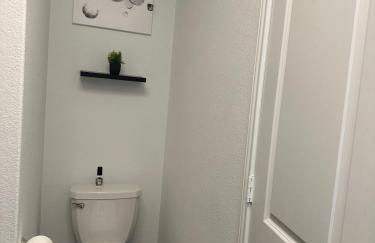 Cozy Stay with Pool Relax with Easy Access to Highway - Foto 13