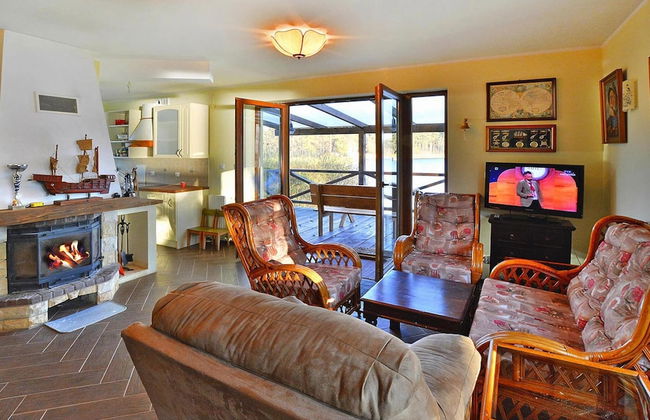 Holiday House by the Lake With a Fireplace - Photo 26