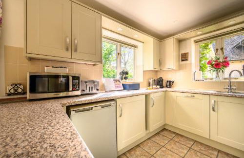 Cosy Cotswold Lodge by Your Home Here - ideal for families, log-burner, spa, private parking, EV Hookup included and heated swimming pools - Foto 16