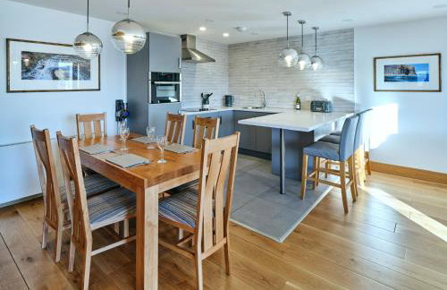 White Watch - Photo 5