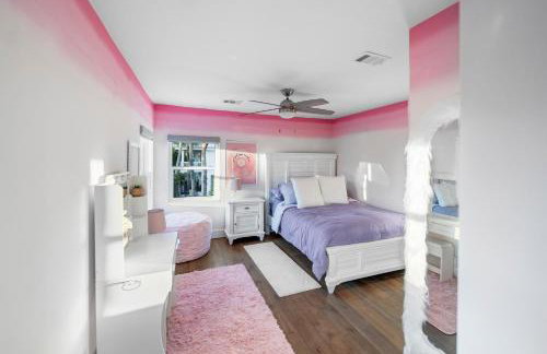 Pink Pony Villa - Waterfront Escape with Pool & Themed Rooms - Foto 8