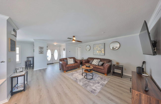 Waterfront Pool House w/ Heated Pool! - Foto 17