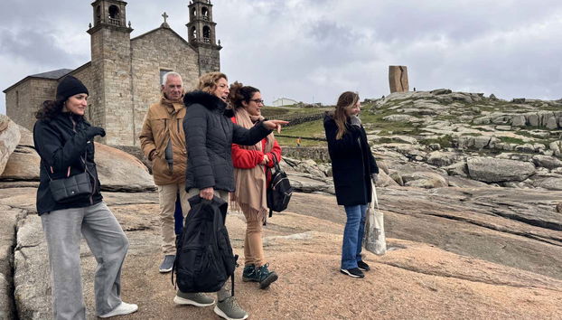 À l'écoute des explications du guide