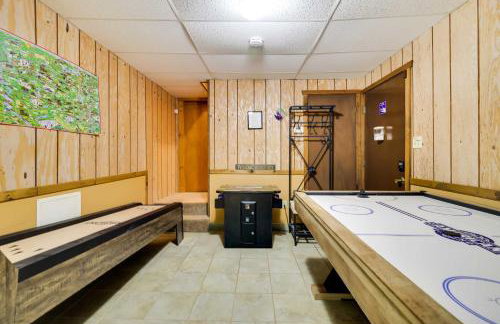 Fire Pit and Games! Secluded Chalet 30 Mi to Montage - Foto 22