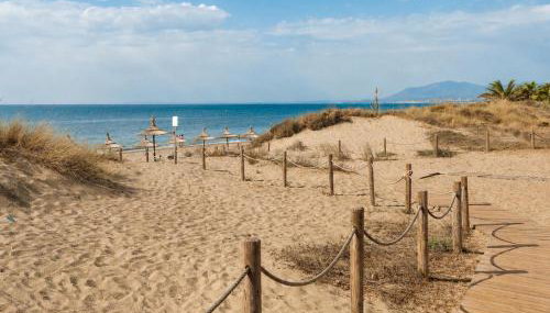 Marbella Dunas de Cabopino 2BR Apartment with Private Garden, Pool & Parking - Magnolia Properties - Foto 3
