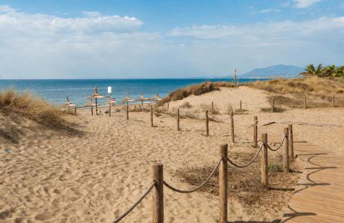 Marbella Dunas de Cabopino 2BR Apartment with Private Garden, Pool & Parking - Magnolia Properties - Foto 3