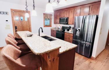 Maggie Valley 4BR Cabin with Hot Tub in Serene Forest - Foto 9