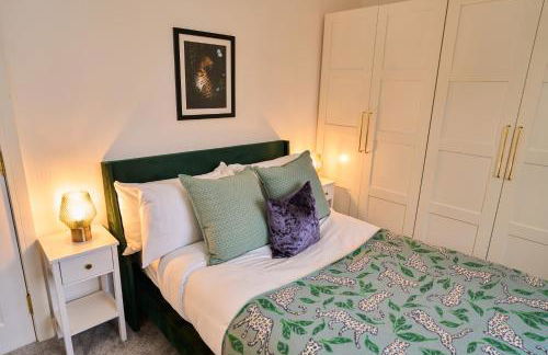 Chic Family Home with Garden Fire Pit & Event Space, Hot Tub - Foto 18