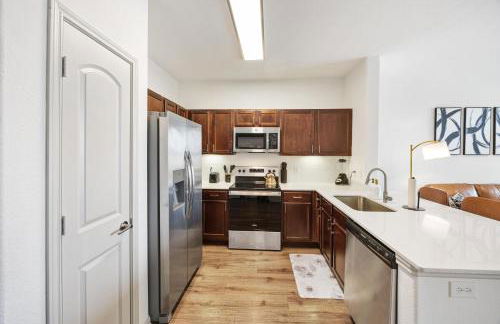 Chic 1BR Frisco Stay, King & Sofa, Pool & Gym - Foto 7