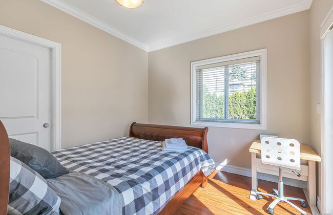 Bright 2 BR Private Suite by Elevate Rooms - Photo 8