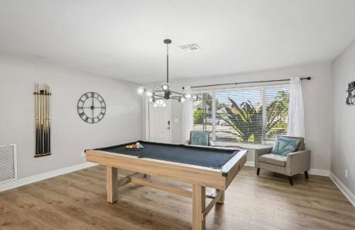 3BR 2BA Heated Pool Home Pool Table Great Location - Foto 10
