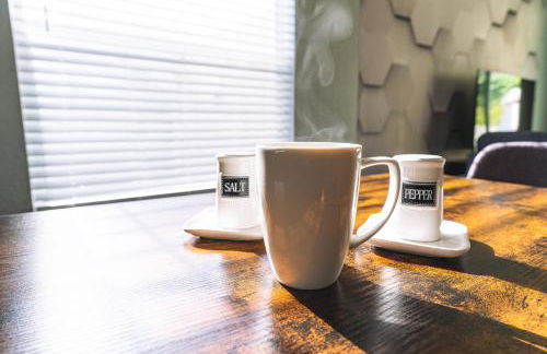 Golfers Paradise 4-hole PUTT-PUTT, Mega Chess with huge backyard, hammock - Photo 15