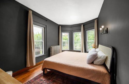 Historic & Spacious 3 Bedroom Family Gem on Peaceful Street - Foto 3