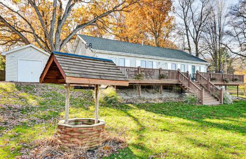 Dock and Gazebo! Lakefront Duplex Near South Haven - Foto 24