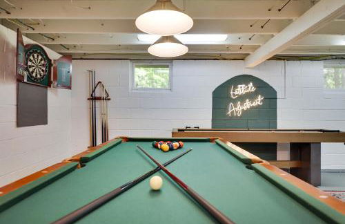 Family Pocono Gem by the lake with private sauna, hot tub, and huge game room - Foto 38