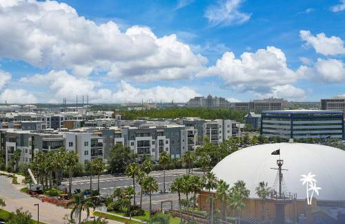 Lake View Top Floor 2 Bed 2 Bath Condo with Balcony - Foto 9