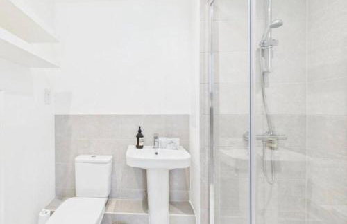 Modern 2-Bed Apartment in Longcross with Balcony & Parking - Foto 9