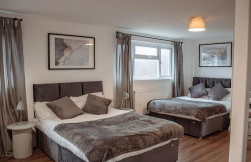 Spacious & Modern 8-Bed Home - Sleeps 13 - Parking - Foto 56