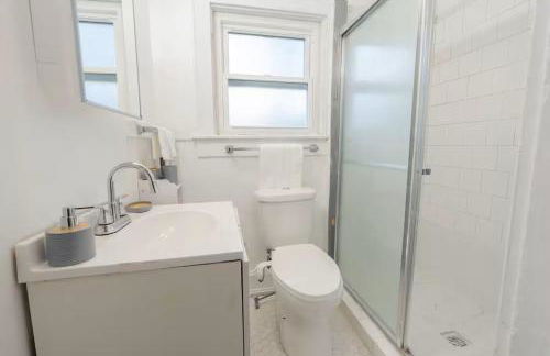 Modern 2-Bedroom House with Free Parking and Convenient Location - Foto 18