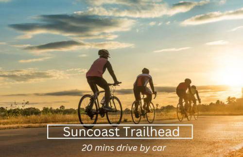 Walk to Downtown - 7min to beach - King bed & Free parking - Foto 38