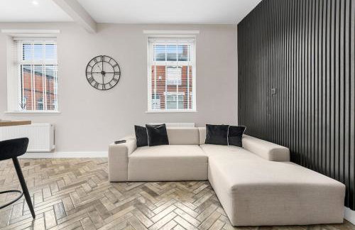 Modern 3 Bedroom house, short walk to train station and town centre, close to Manchester Airport and PLouise - Photo 8
