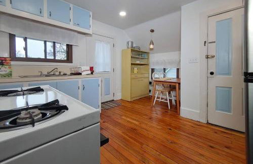 Historic w/deck, king bed & air by Lake Michigan - Foto 12