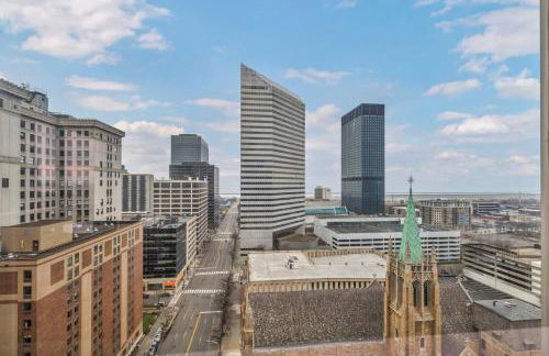 Luxury High-Rise w/ City View | Paid Parking | Gym - Photo 9