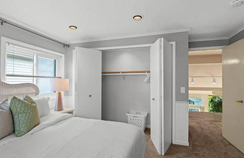 NEW! 4BR I Indoor Pool on the Bay in Boat Town USA - Foto 59