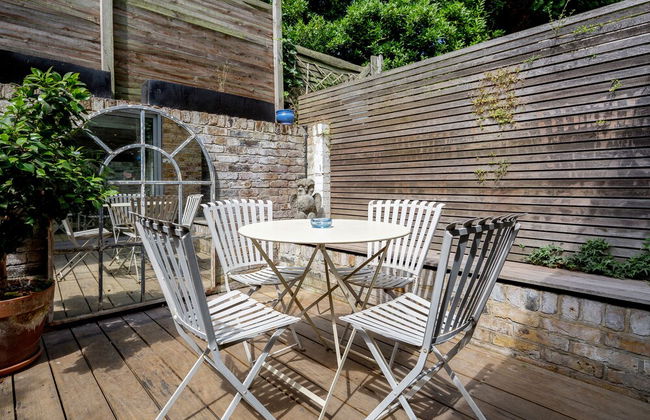 Exquisite Designers Abode - Photo 56