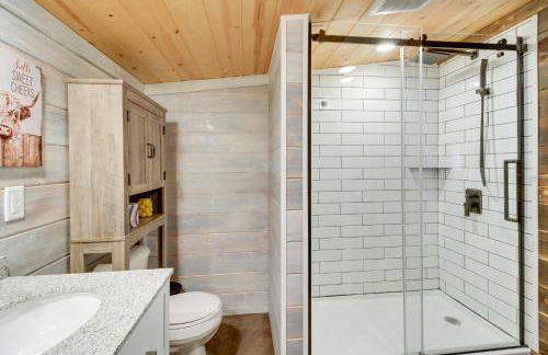 Lakefront Motley Cabin with Private Deck and Dock! - Foto 16