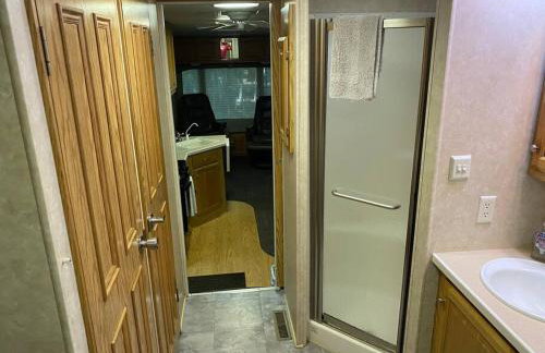 Betsie -35Ft RV Camper in Woods -Firepit & Hot Tub - Foto 9