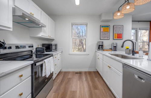 Color Pop Cottage Stylish 2BR with 2 Parking Spots - Foto 17