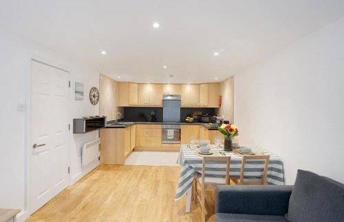 Central Apt-2Bed 2Bath-AC unit-By FabAccommodation - Foto 22